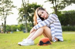 娱乐吃瓜女配变成女生,她如何华丽转身？